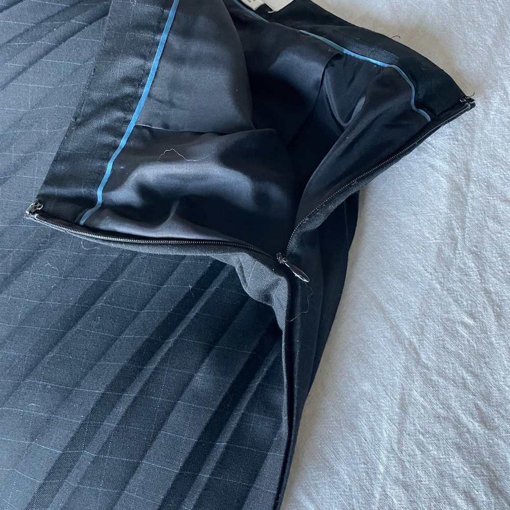 Black Pleated Knee-Length Skirt | LOFT | Size 2 Petite - Picture 6 of 12